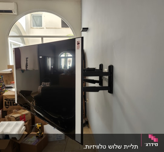 טלוויזיה מותקנת על זרוע קיר מתכווננת
